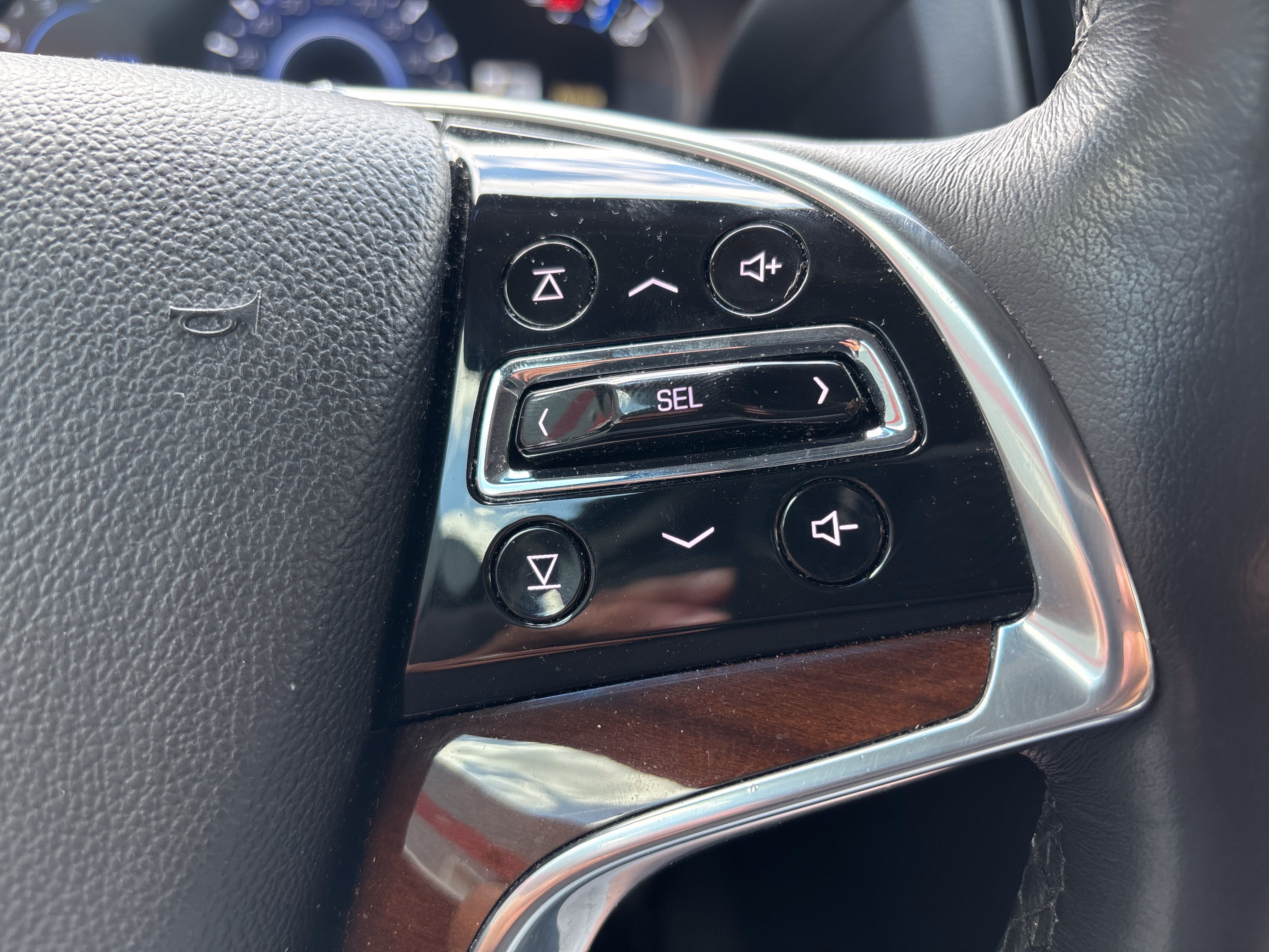 Used 2019 Cadillac Escalade ESV Luxury w/ Escalade Sport Edition AWD/4WD image 21