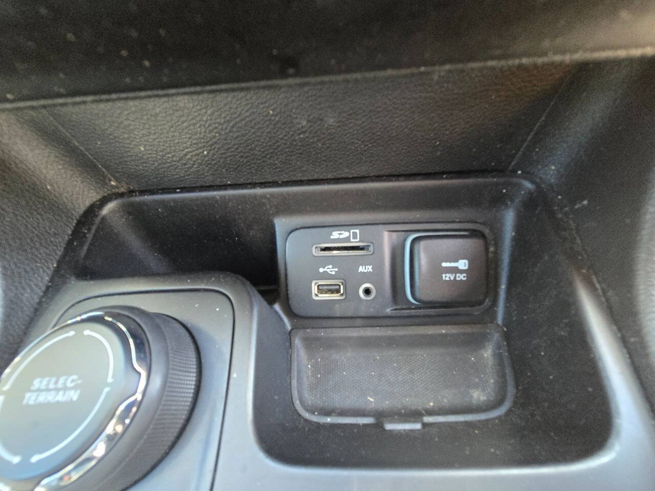 Used 2016 Jeep Cherokee Limited w/ Luxury Group AWD/4WD image 43