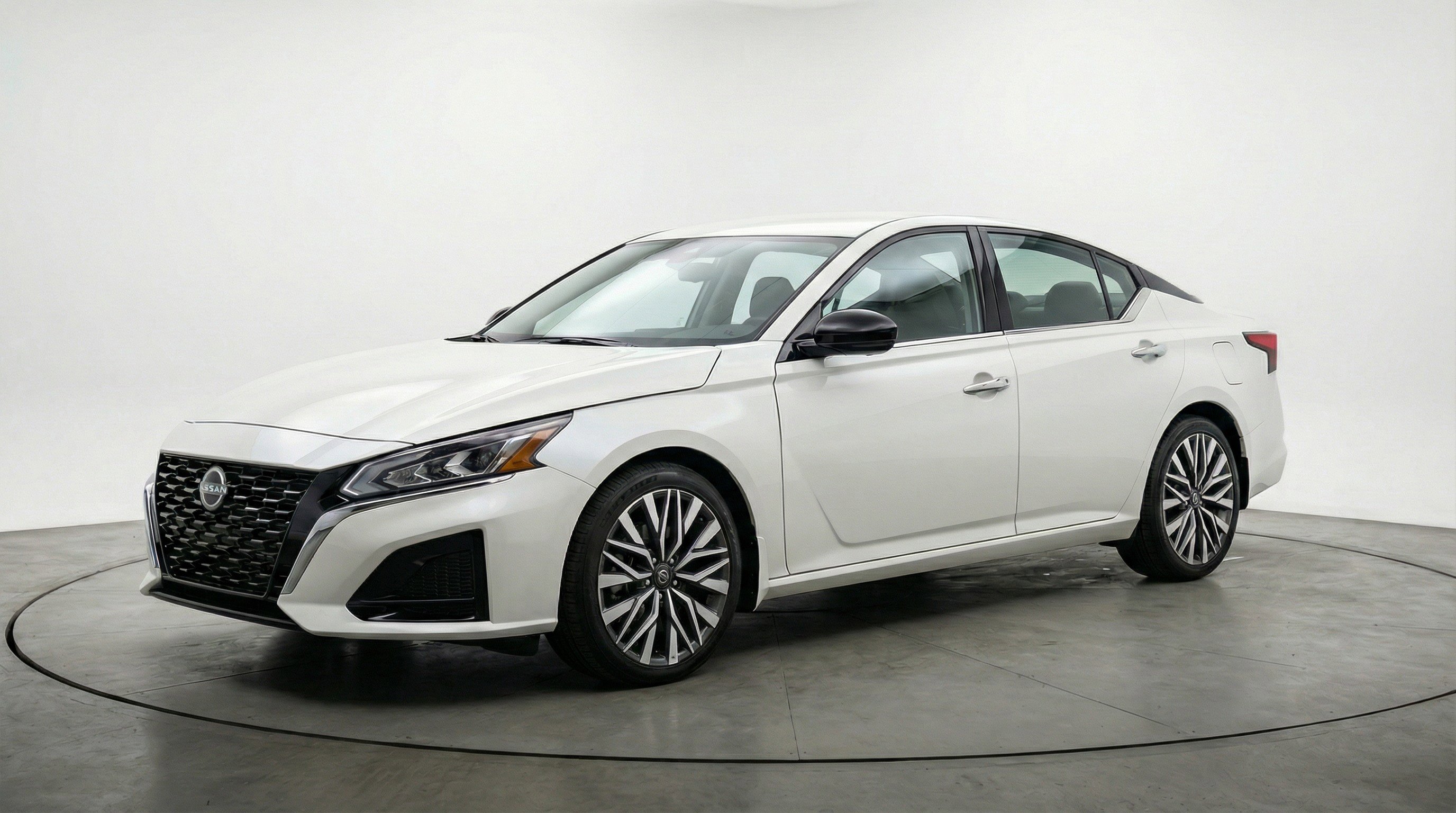 Used 2025 Nissan Altima 2.5 SV image 3