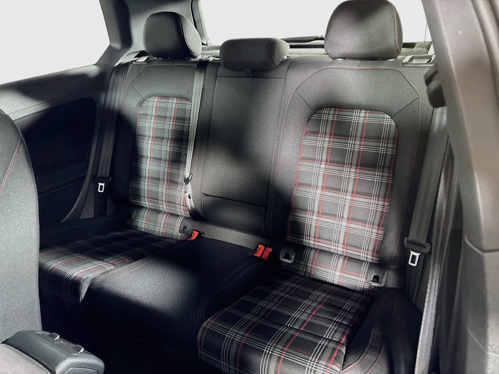 Used 2015 Volkswagen Golf 2-Door FWD image 17
