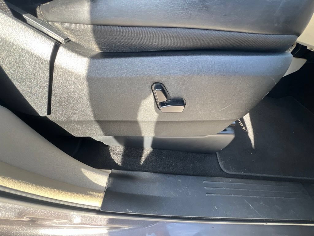 Used 2014 Chrysler Town & Country Touring-L FWD image 27