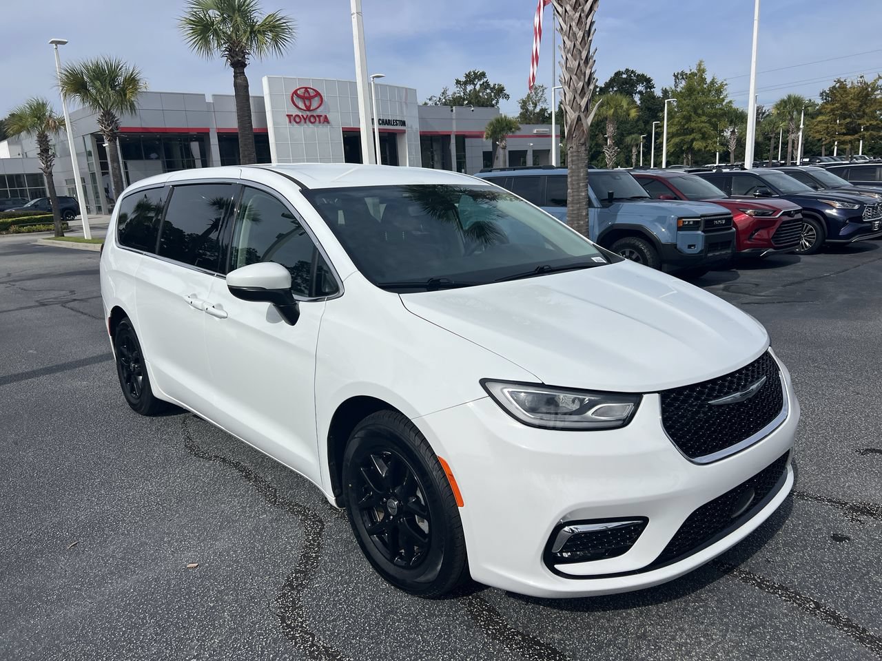 Used 2023 Chrysler Pacifica Touring-L FWD image 2