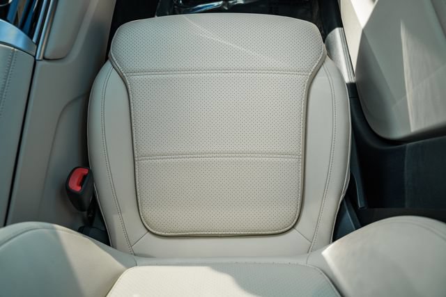 Used 2025 Mercedes-Benz GLC 350e 4MATIC image 30