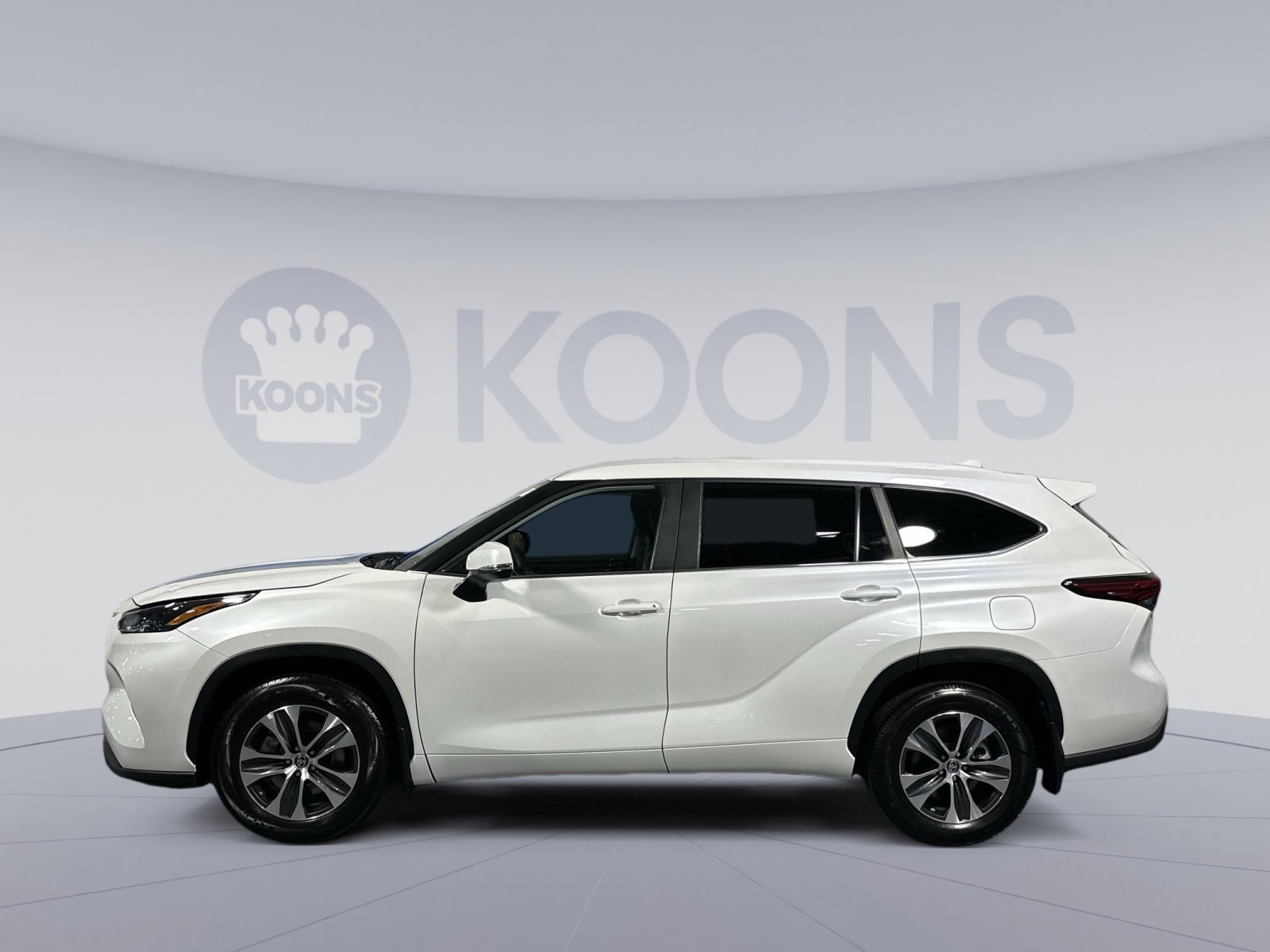Used 2023 Toyota Highlander XLE image 2