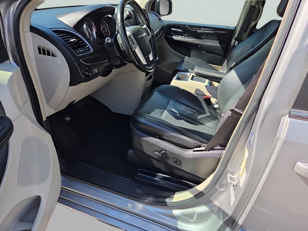 Used 2015 Chrysler Town & Country Touring FWD image 12