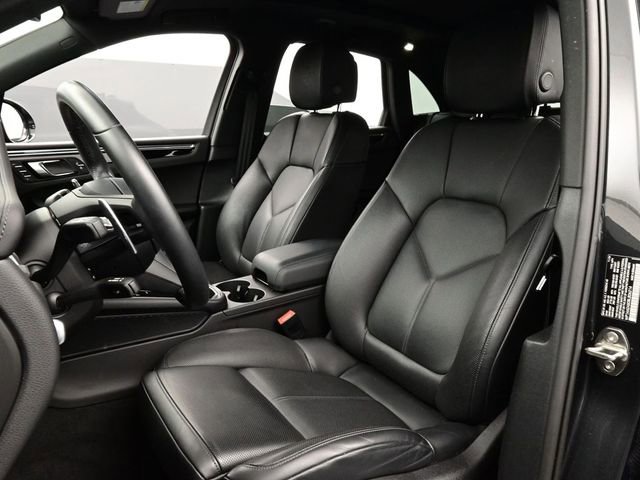 Certified 2025 Porsche Macan image 5