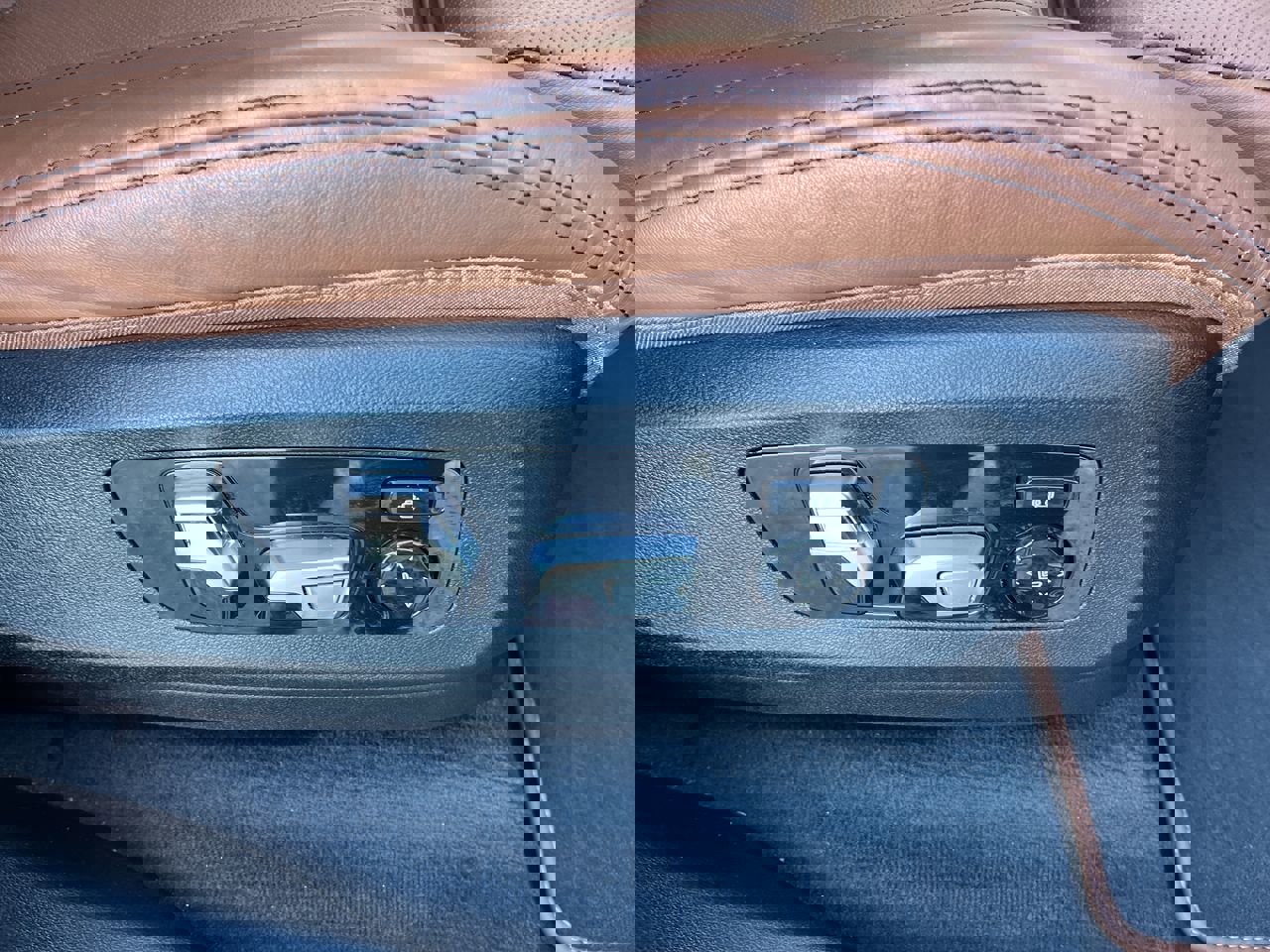 Certified 2023 BMW X7 M60i w/ Executive Package image 39