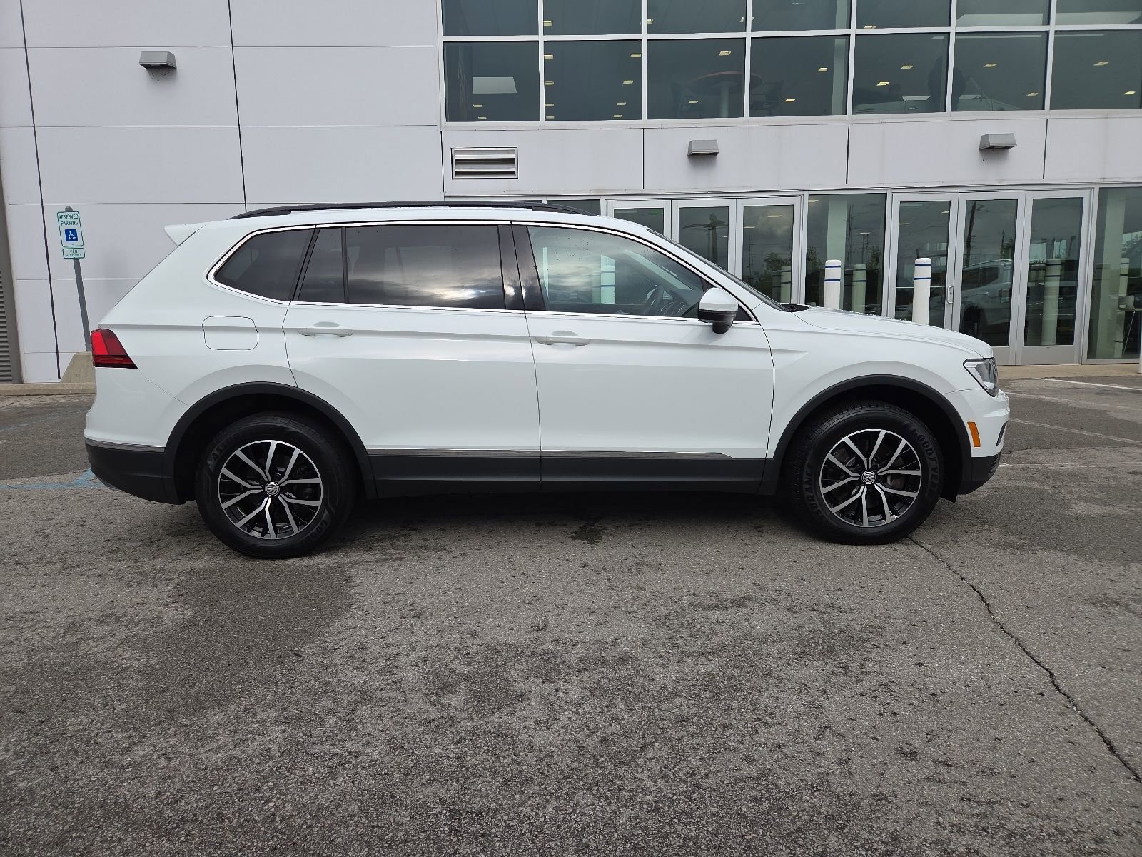 Used 2021 Volkswagen Tiguan SE FWD image 2
