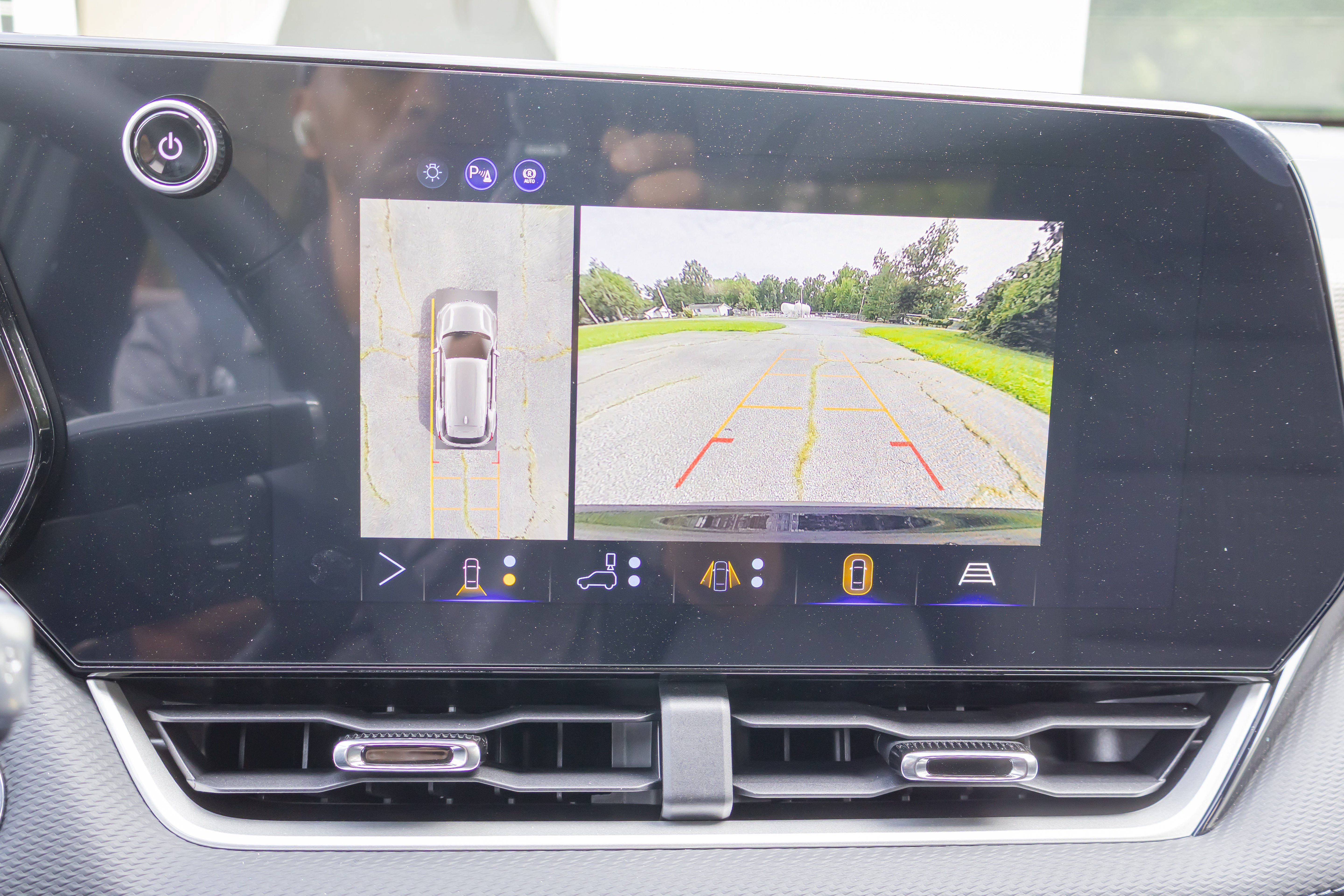 New 2027 Chevrolet Equinox LT w/ Safety and Technology Package FWD image 16