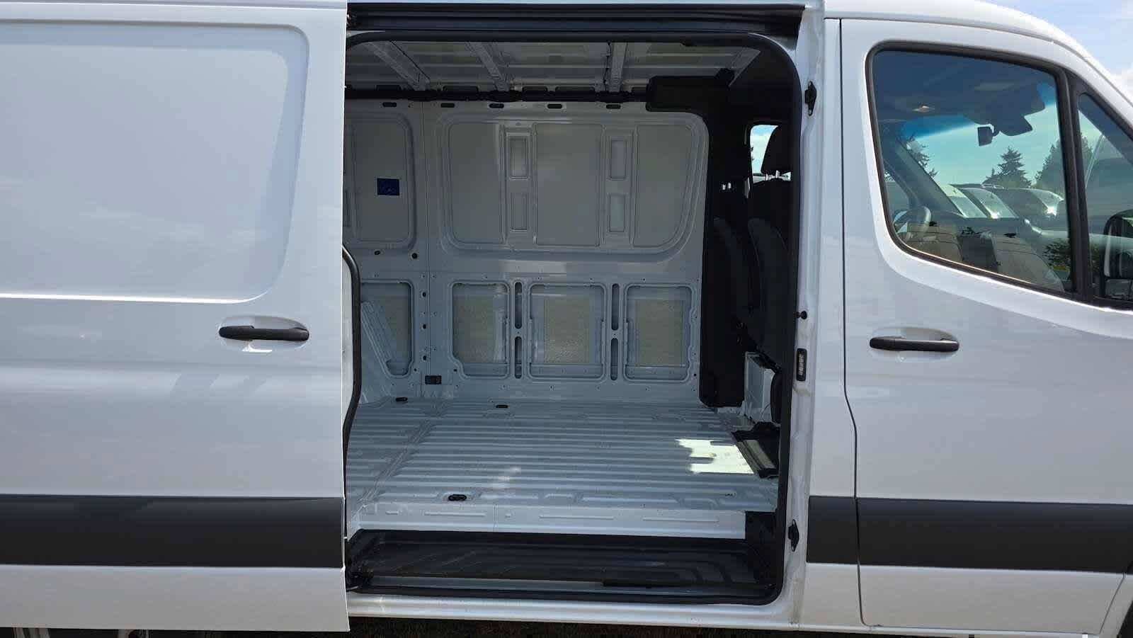 Used 2025 Mercedes-Benz Sprinter 2500 image 14