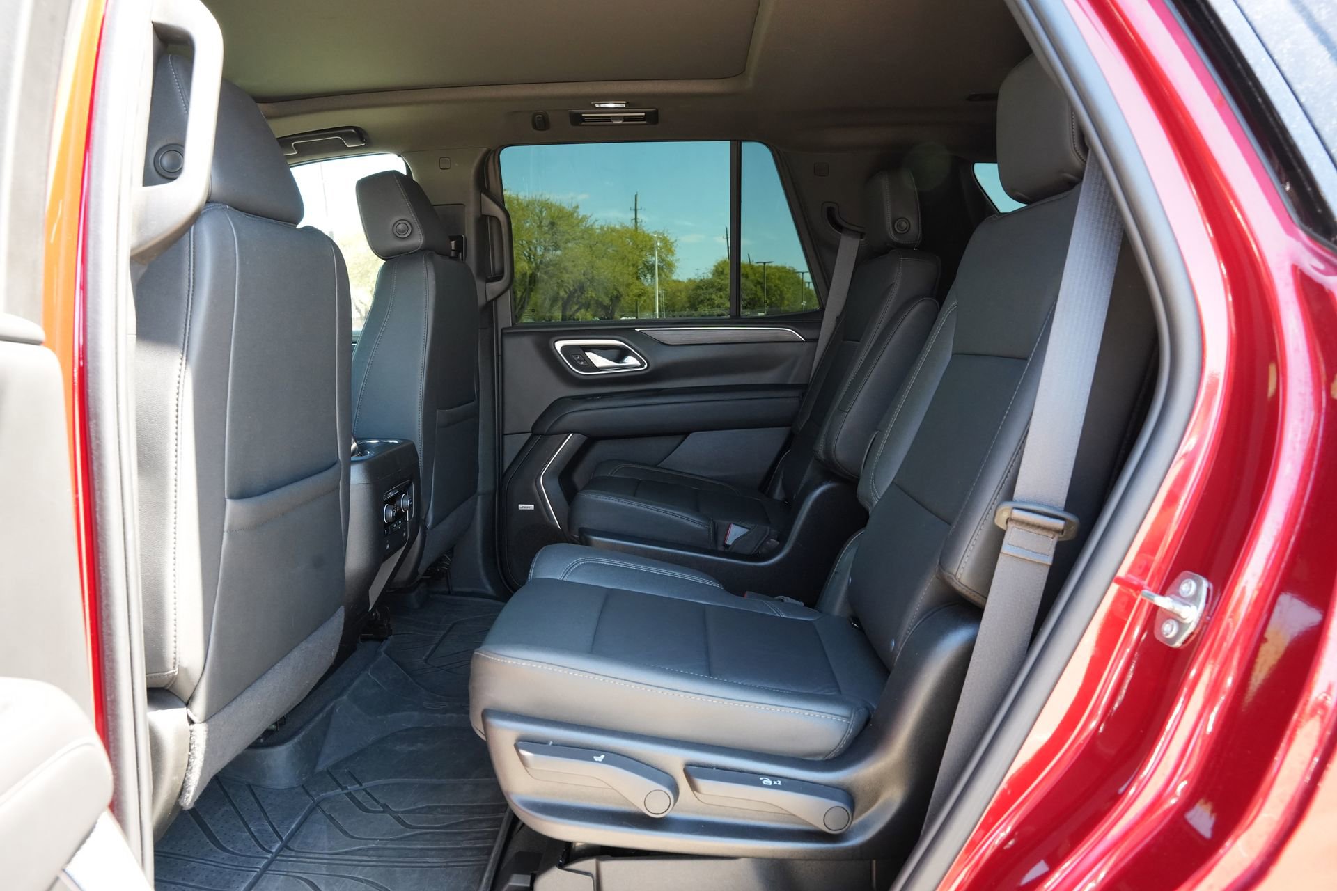 Used 2024 Chevrolet Tahoe Z71 w/ Luxury Package AWD/4WD image 19