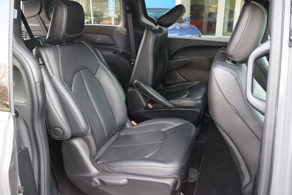 Used 2025 Chrysler Pacifica Select image 23