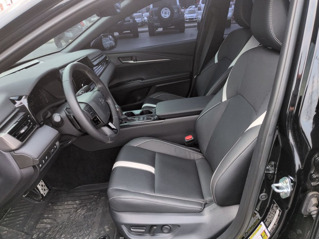 Used 2025 Toyota Camry SE FWD image 9