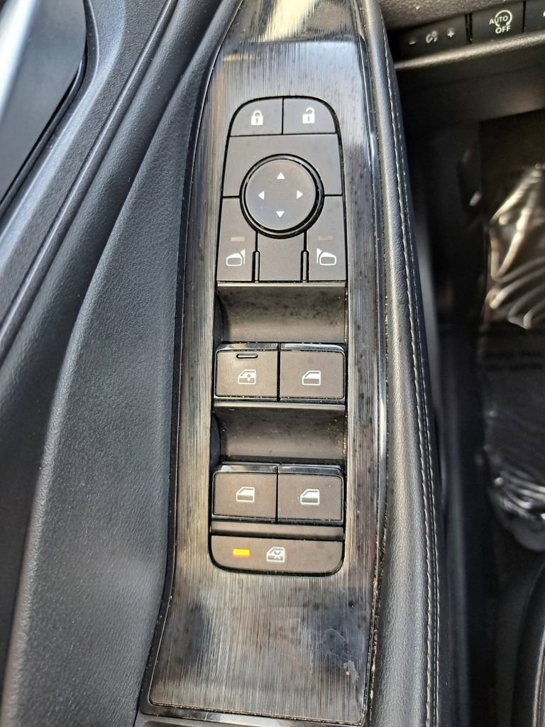 Used 2024 Nissan Rogue SV w/ SV Premium Package image 16