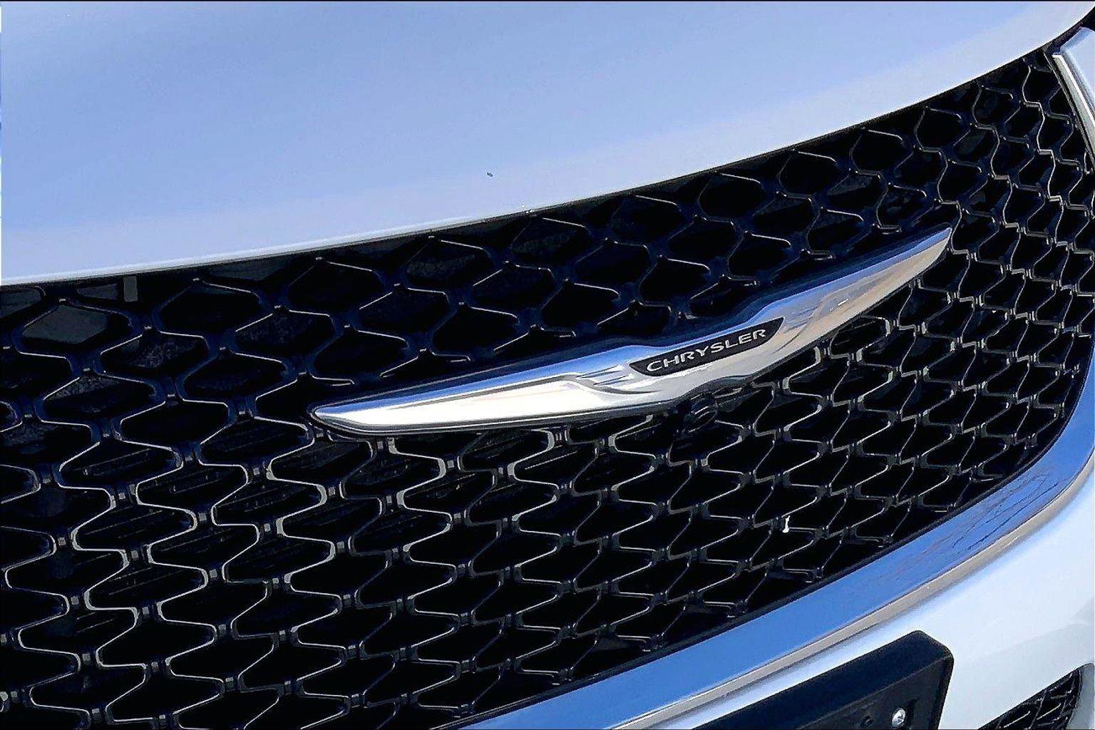 Used 2023 Chrysler Pacifica Touring-L image 27