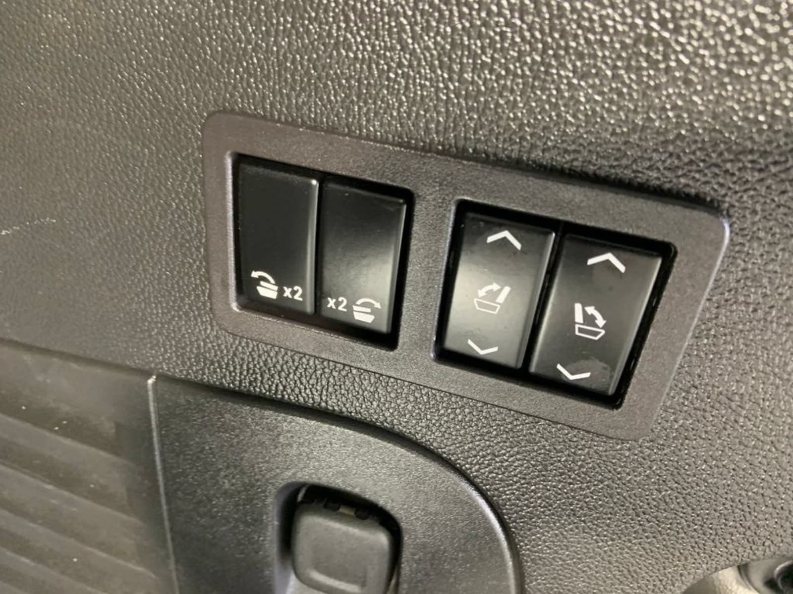 Used 2017 Cadillac Escalade Premium Luxury AWD/4WD image 13