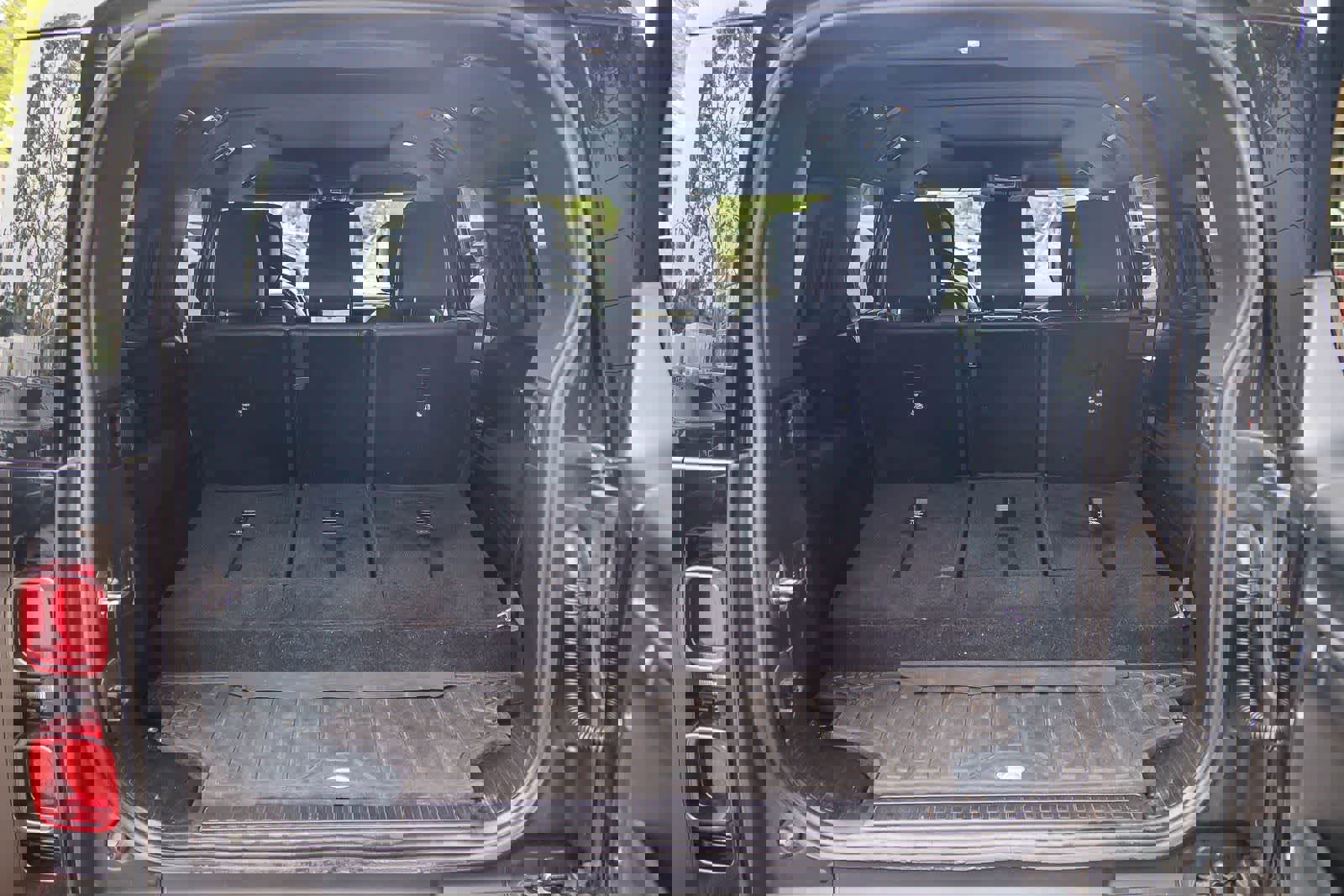 Used 2023 Land Rover Defender 130 X-Dynamic SE image 29