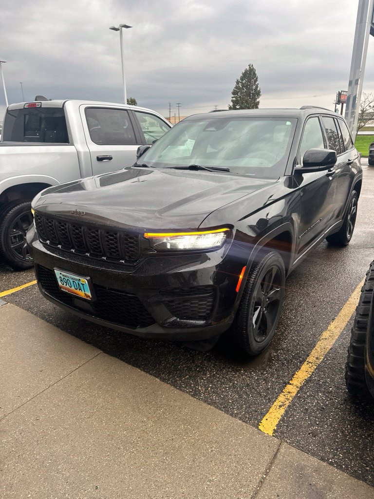 Used 2023 Jeep Grand Cherokee Altitude AWD/4WD image 5
