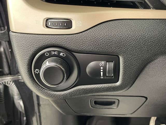 Used 2015 Jeep Cherokee Sport FWD image 14