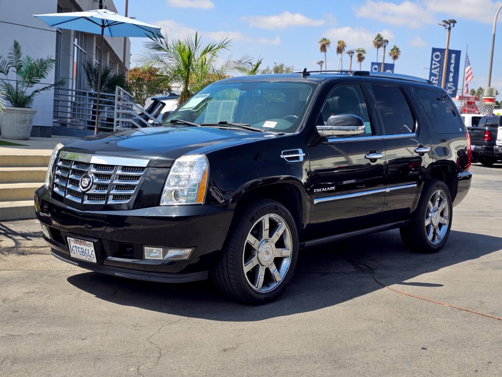 Used 2012 Cadillac Escalade Luxury RWD image 2