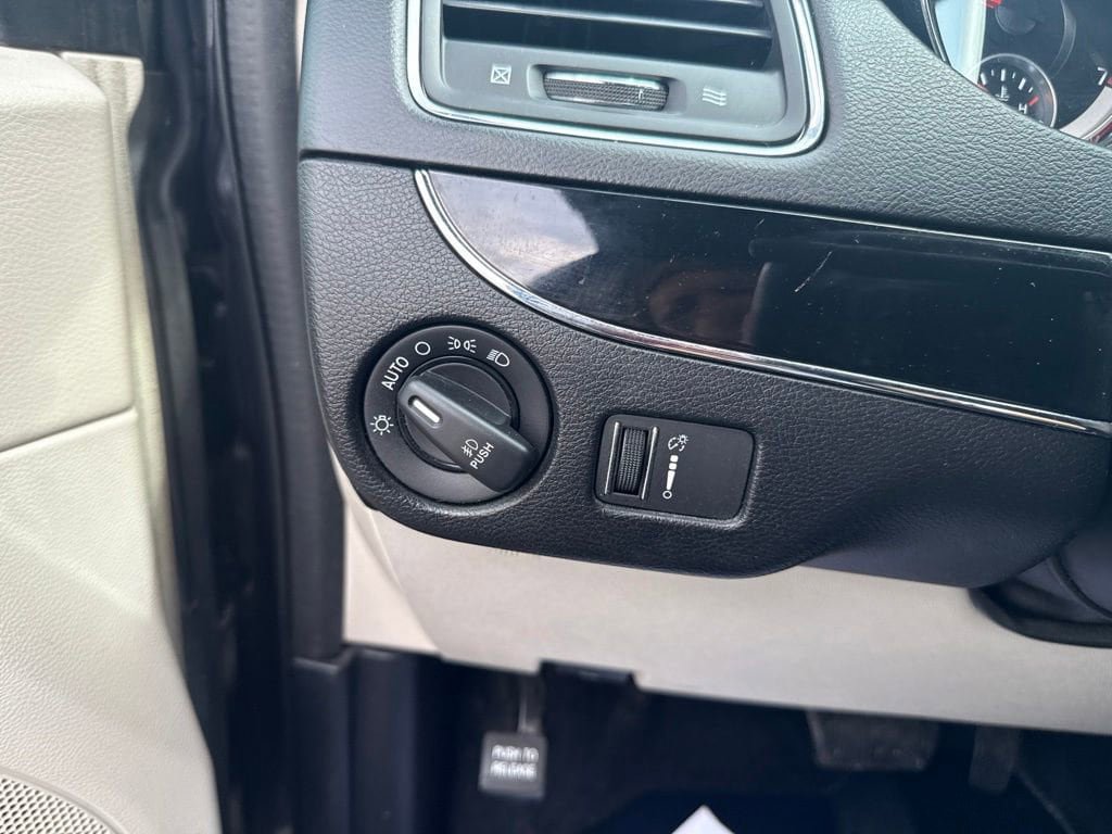 Used 2017 Dodge Grand Caravan SXT FWD image 17