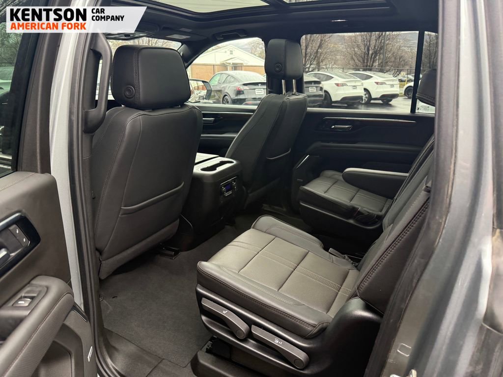 Used 2025 Chevrolet Suburban High Country image 37