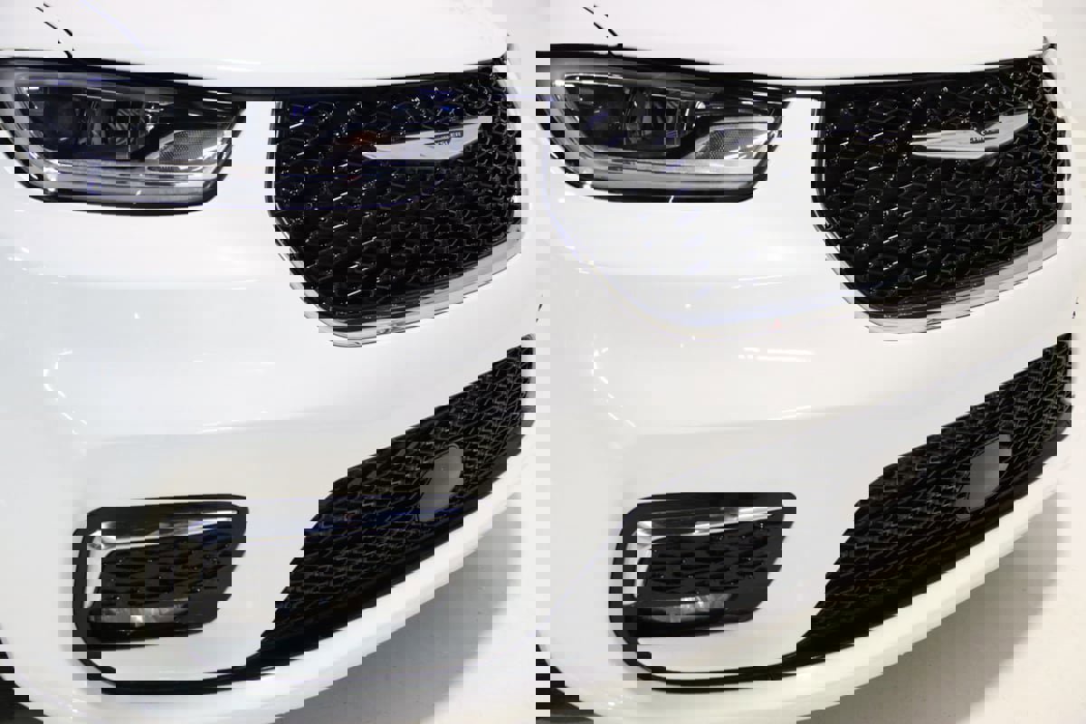 Used 2024 Chrysler Pacifica Touring-L image 23