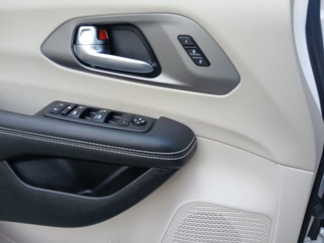 Used 2024 Chrysler Pacifica Touring-L FWD image 17