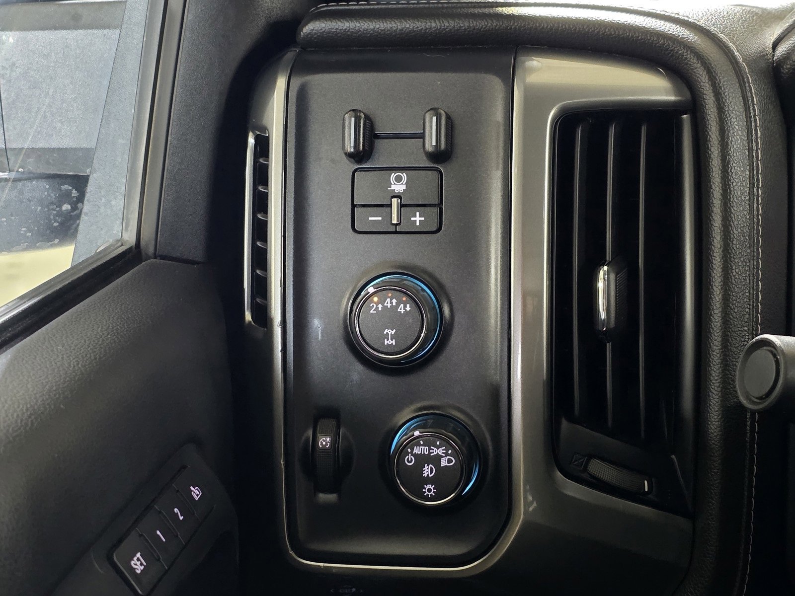 Used 2018 Chevrolet Silverado 3500 LTZ w/ Duramax Plus Package image 34