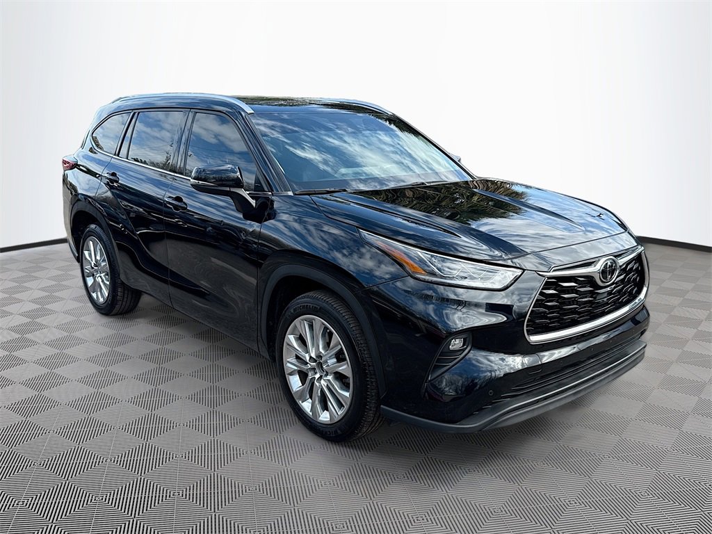 Used 2023 Toyota Highlander XLE image 4