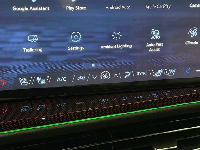 Used 2024 Chevrolet Traverse RS image 21