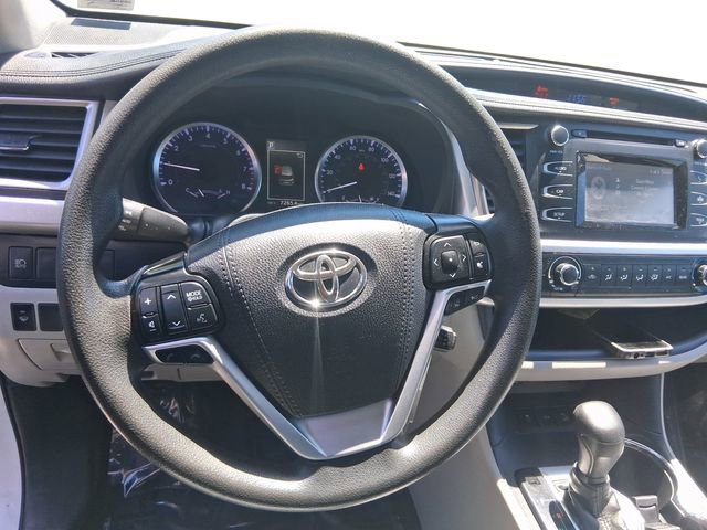 Used 2019 Toyota Highlander LE w/ Carpet Mat Package (TMS) AWD/4WD image 13
