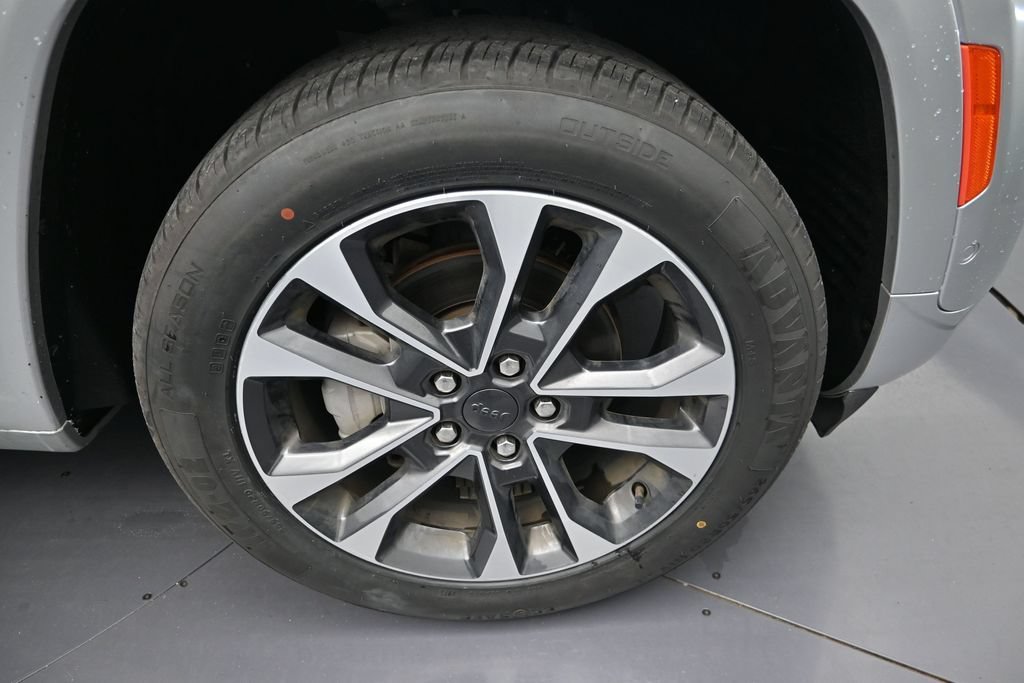Used 2023 Jeep Grand Cherokee Overland w/ Luxury Tech Group IV RWD image 9