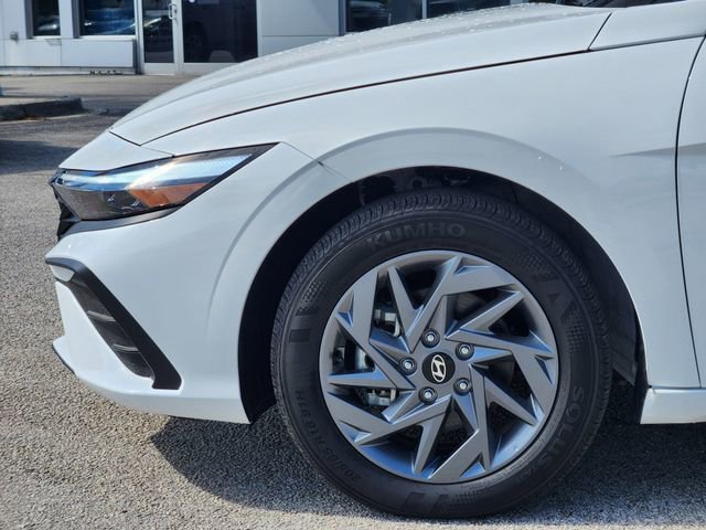 Used 2025 Hyundai Elantra Hybrid FWD image 5