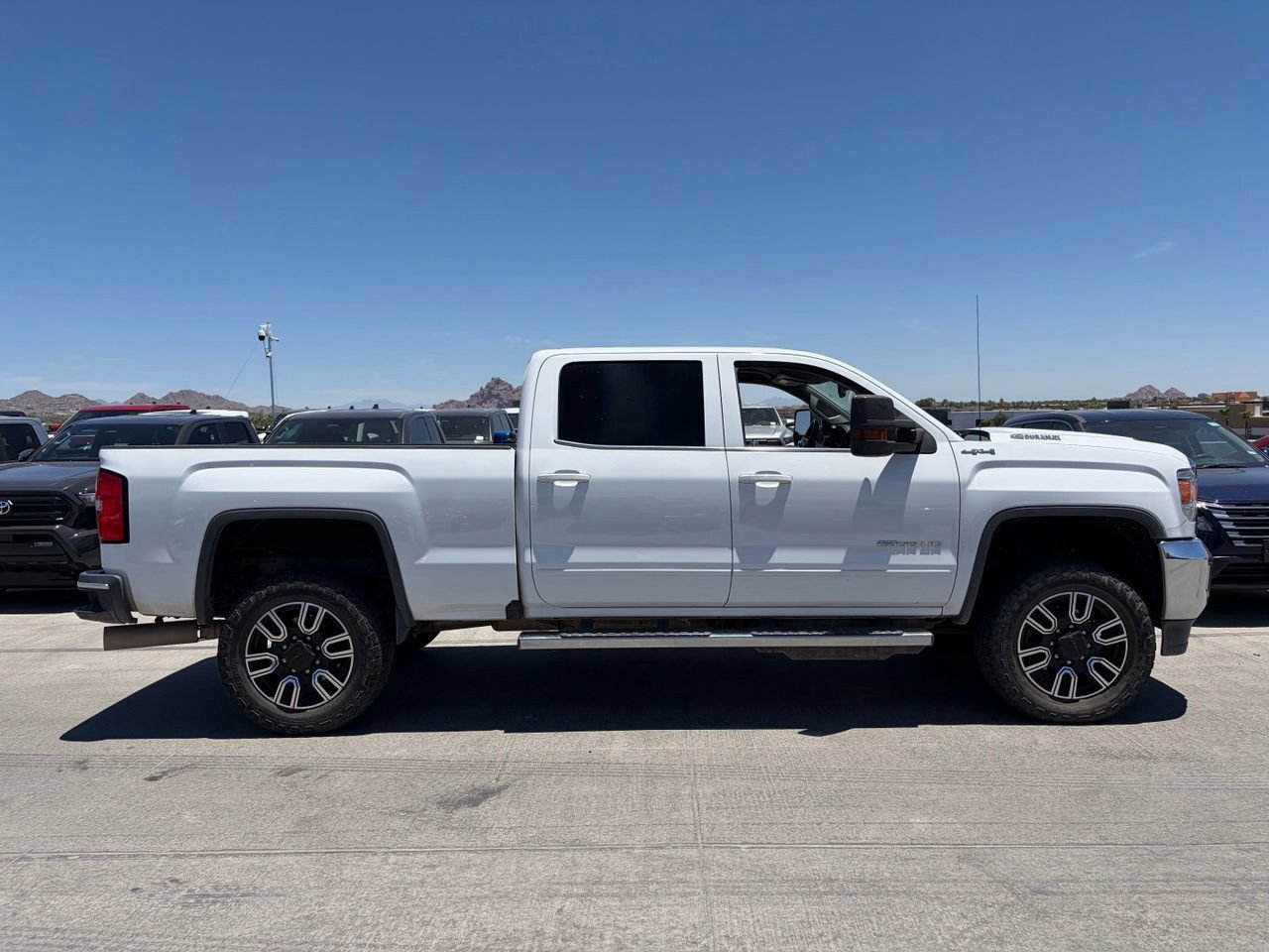 Used 2018 GMC Sierra 2500 SLE w/ SLE Preferred Package AWD/4WD image 3