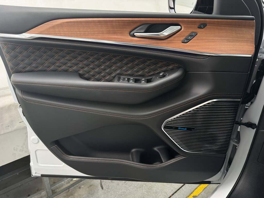 New 2025 Jeep Grand Cherokee L Summit image 28