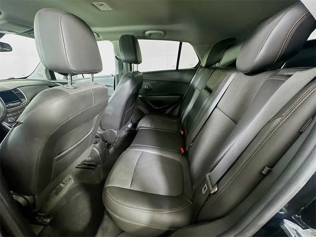 Used 2022 Chevrolet Trax LT w/ Midnight Edition image 14