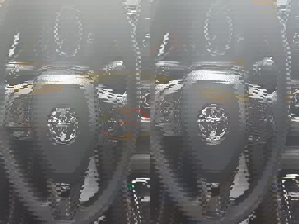 Used 2021 Toyota Corolla LE image 10