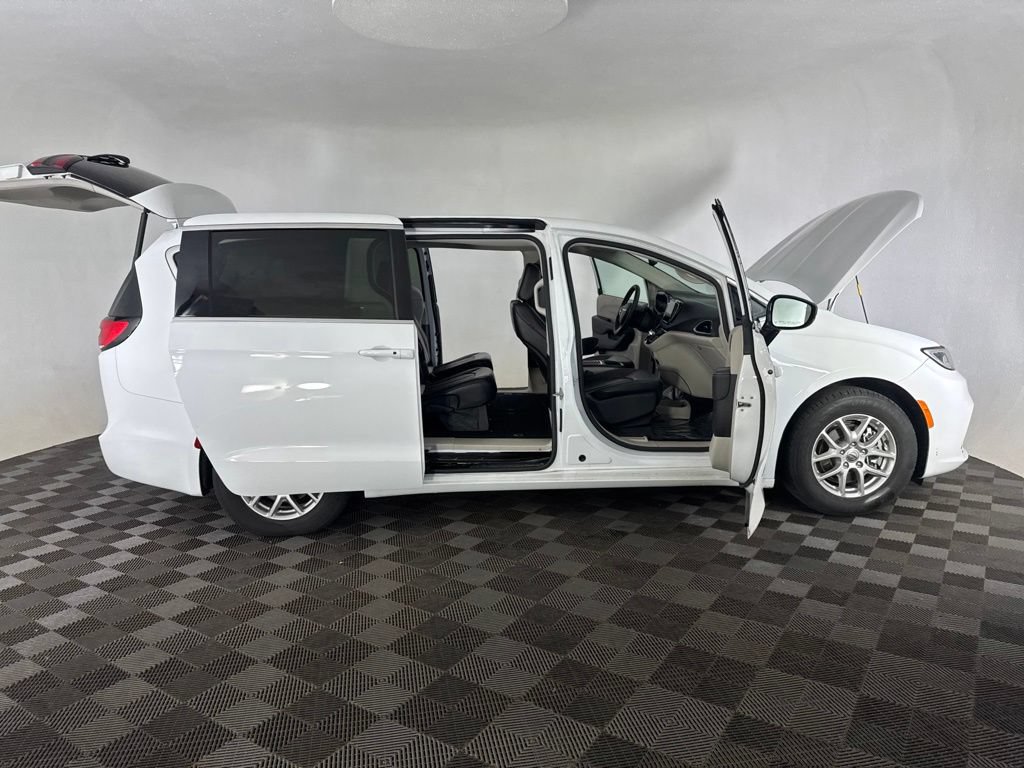 Used 2024 Chrysler Pacifica Touring-L FWD image 14