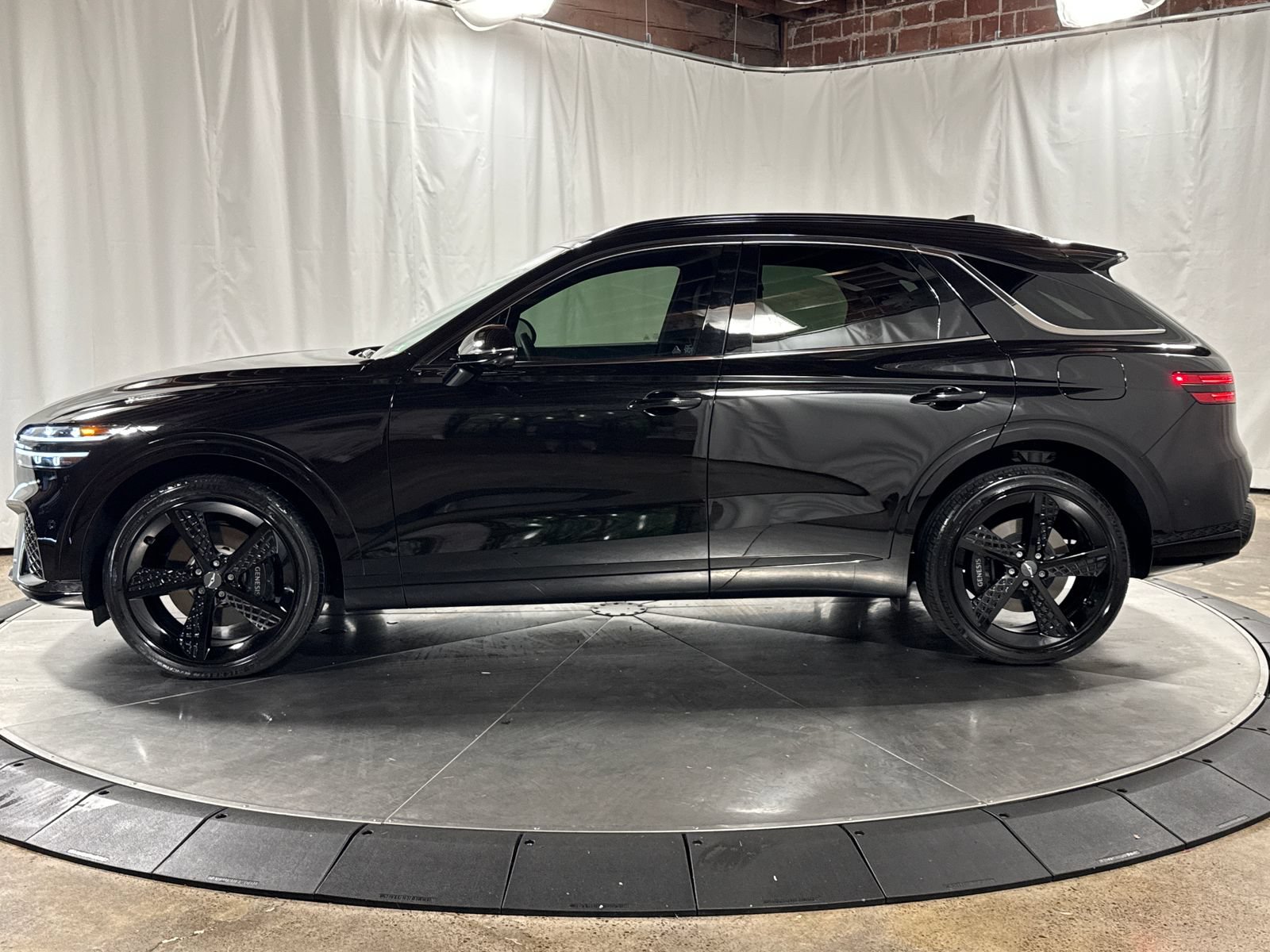Used 2025 Genesis GV70 3.5T Sport w/ Sport Advanced Package AWD/4WD image 8