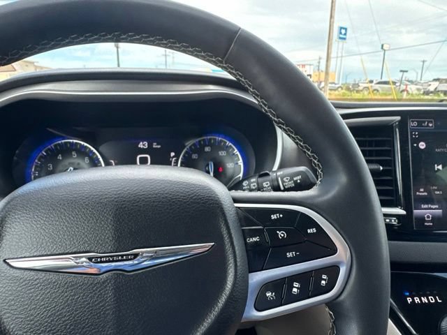 Used 2024 Chrysler Pacifica Touring-L FWD image 12
