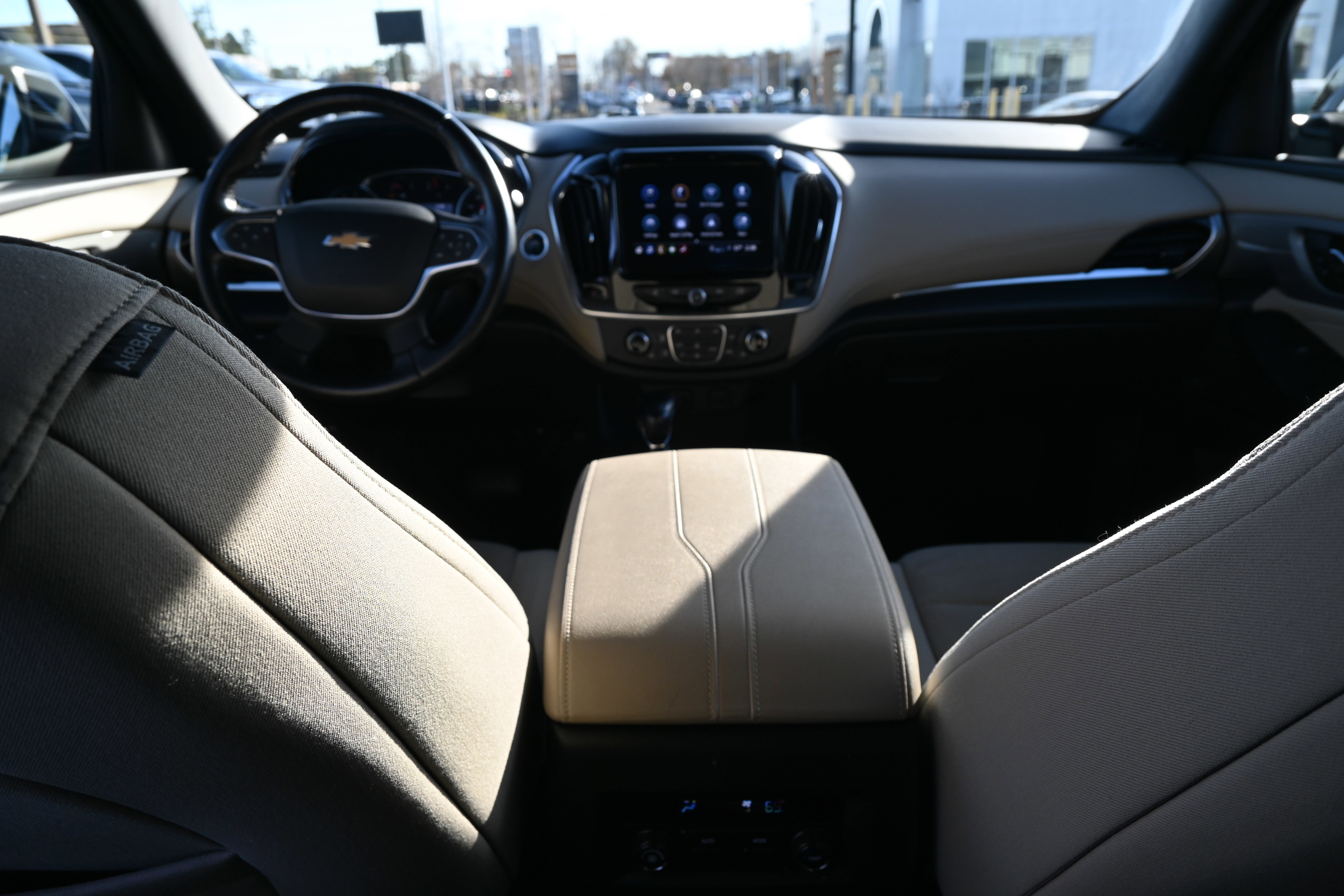 Used 2022 Chevrolet Traverse LT image 3
