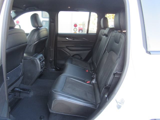 Used 2025 Jeep Grand Cherokee Altitude AWD/4WD image 19
