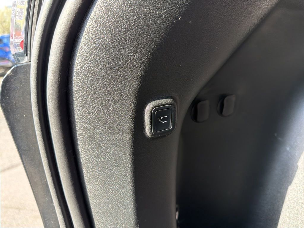 Used 2019 Jeep Cherokee Latitude Plus w/ Comfort/Convenience Group image 17