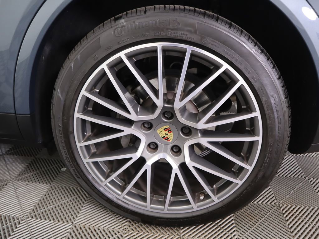 Used 2020 Porsche Cayenne S image 32