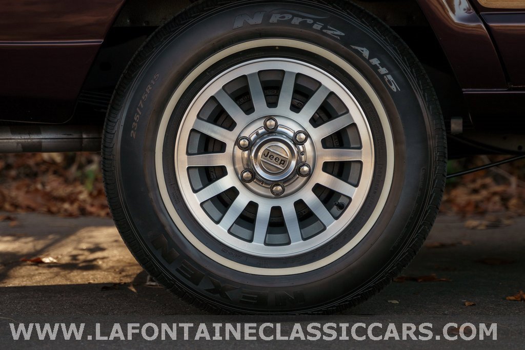 Used 1991 Jeep Grand Wagoneer Base image 15