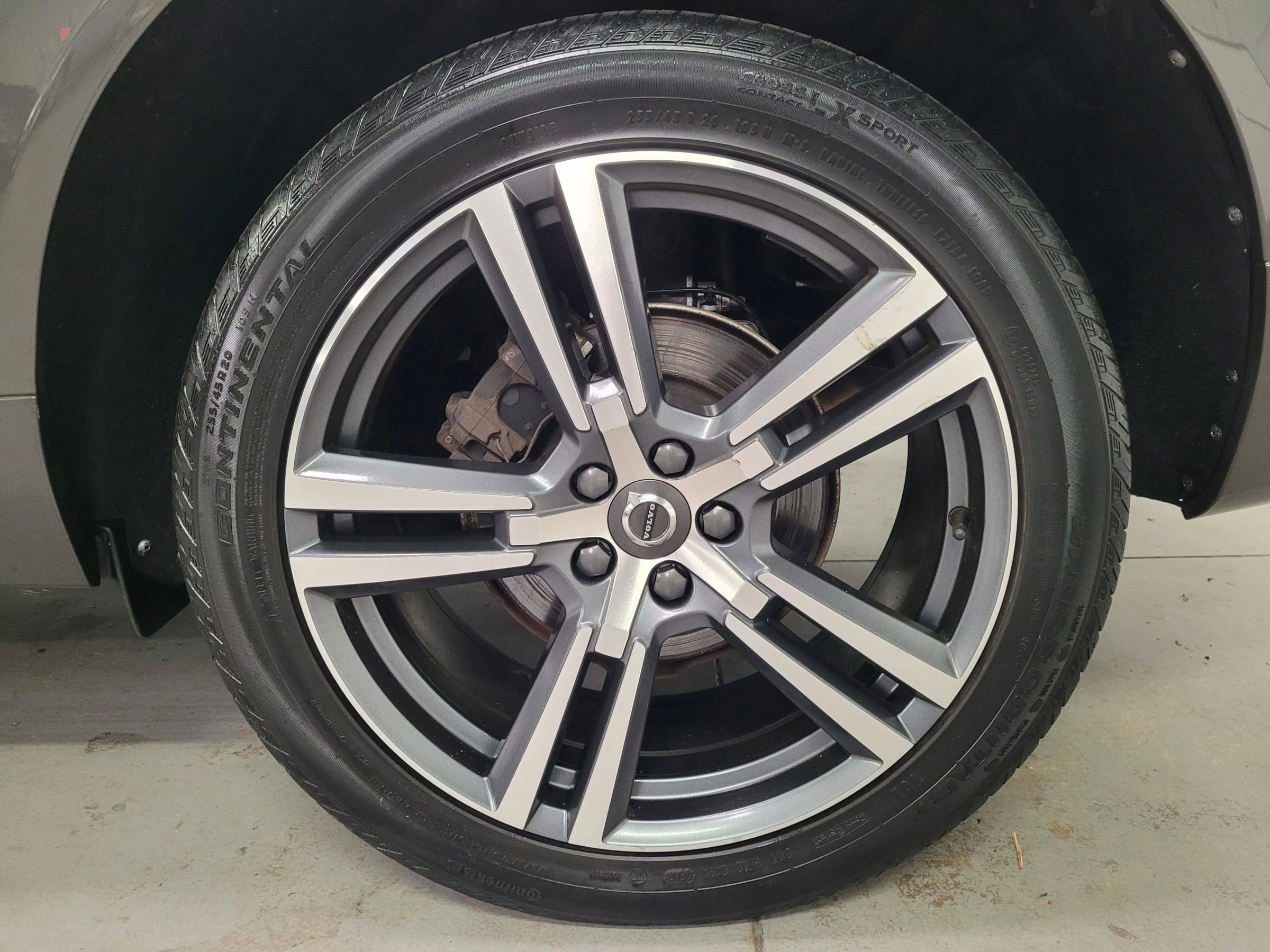 Used 2018 Volvo XC60 T5 Momentum w/ Vision Package image 13