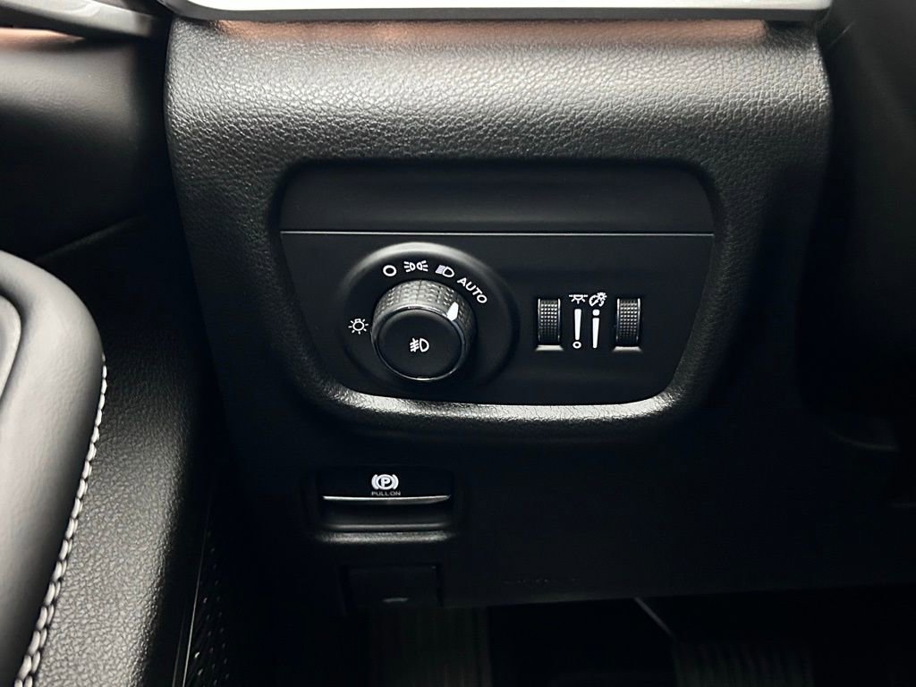 New 2025 Jeep Grand Cherokee Limited w/ Black Appearance Package image 19