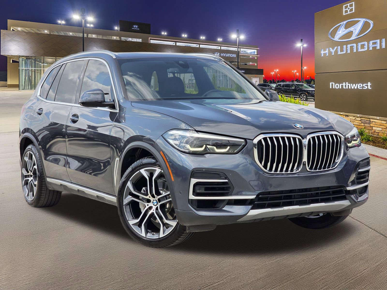 Used 2022 BMW X5 sDrive40i w/ Premium Package image 3