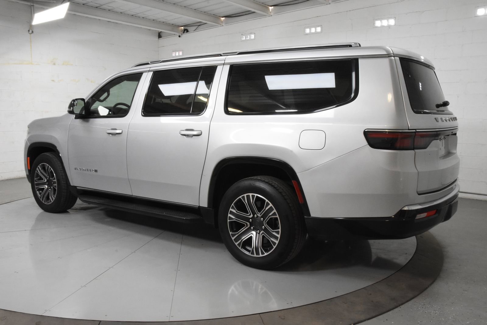 Used 2024 Jeep Wagoneer L Series II RWD image 9